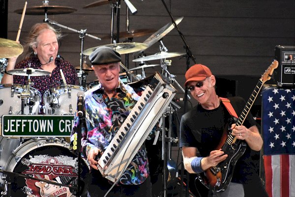 Eddy Jones, Roger Boyd, and Mark Murtha
Devon Lakeshore Amphitheater - Decatur, IL
Photo by Jody Andresen Eddy Jones, Roger Boyd, and Mark Murtha
Devon Lakeshore Amphitheater - Decatur, IL
Photo by Jody Andresen