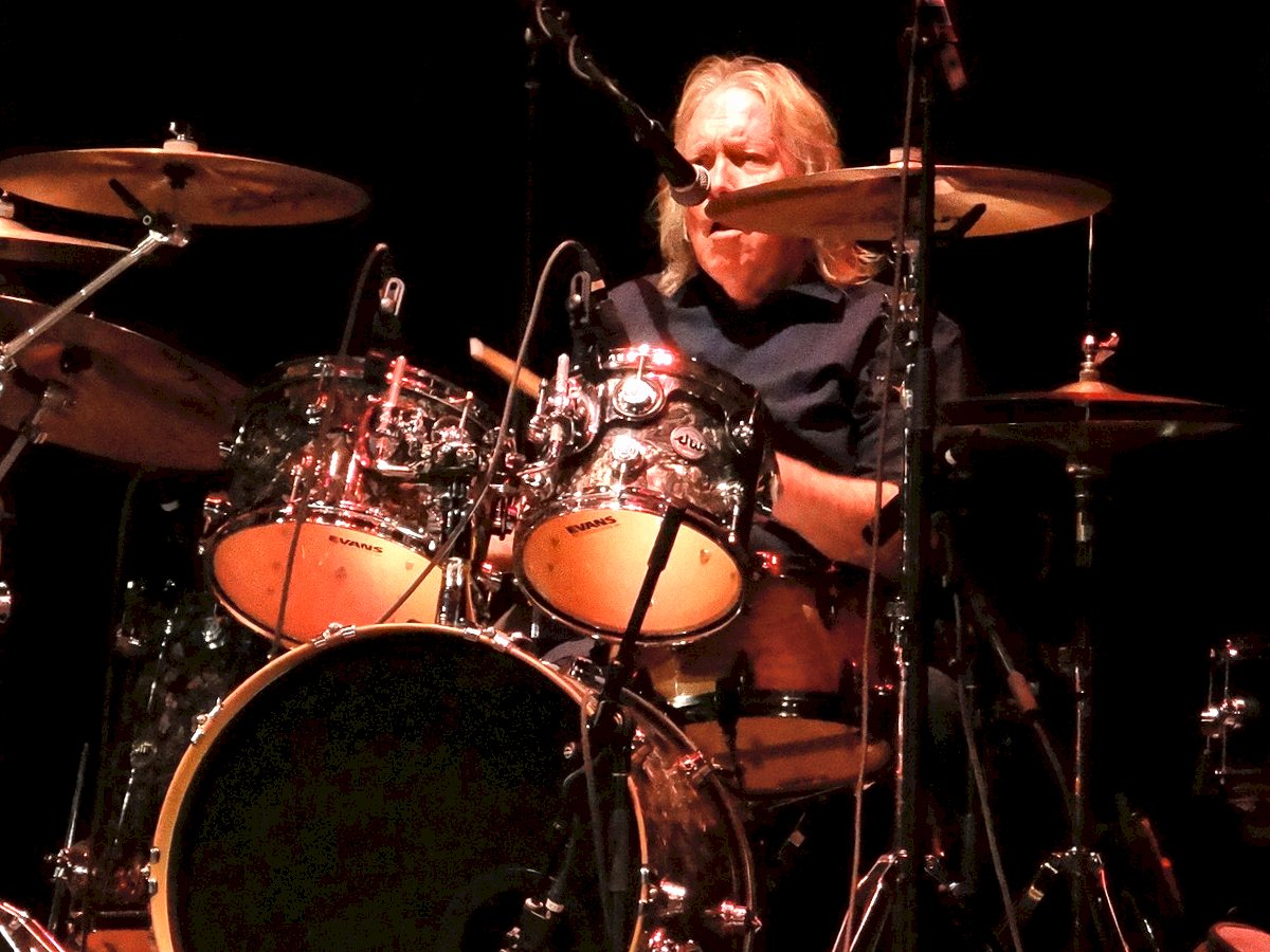 Eddy Jones - Illinois Rock & Roll Museum 
Hall of Fame Induction Ceremony Performance 
Rialto Square Theatre - Joliet, IL
Photo by Tom  Cullen