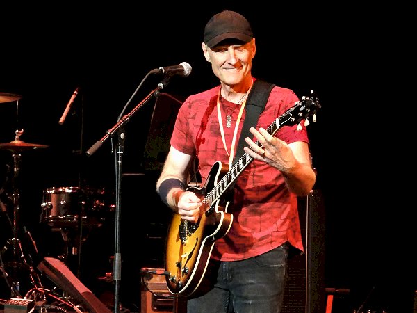 Mark Murtha - Illinois Rock & Roll Museum
Hall of Fame Induction Ceremony Performance 
Rialto Square Theatre - Joliet, IL
Photo by Tom Cullen